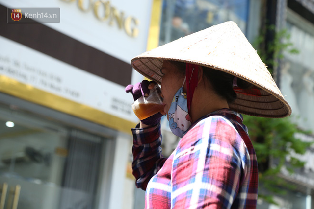 Hà Nội: Giữa nắng nóng kinh hoàng, có 1 quán trà chanh với khăn lạnh miễn phí giúp người lao động nghèo giải nhiệt sau giờ lao động vất vả - Ảnh 14. Hà Nội: Giữa nắng nóng kinh hoàng, có 1 quán trà chanh với khăn lạnh miễn phí giúp người lao động nghèo giải nhiệt sau giờ lao động vất vả - Ảnh 14.