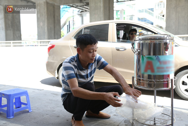 Hà Nội: Giữa nắng nóng kinh hoàng, có 1 quán trà chanh với khăn lạnh miễn phí giúp người lao động nghèo giải nhiệt sau giờ lao động vất vả - Ảnh 5. Hà Nội: Giữa nắng nóng kinh hoàng, có 1 quán trà chanh với khăn lạnh miễn phí giúp người lao động nghèo giải nhiệt sau giờ lao động vất vả - Ảnh 5.