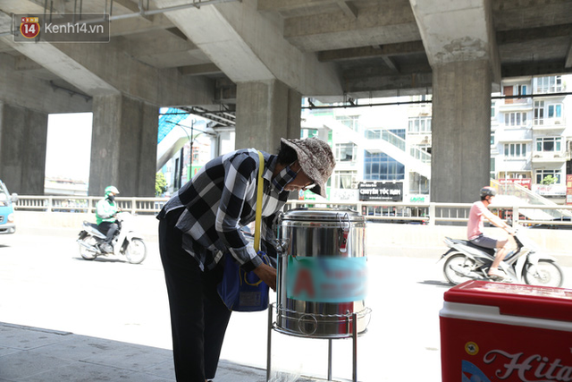 Hà Nội: Giữa nắng nóng kinh hoàng, có 1 quán trà chanh với khăn lạnh miễn phí giúp người lao động nghèo giải nhiệt sau giờ lao động vất vả - Ảnh 8. Hà Nội: Giữa nắng nóng kinh hoàng, có 1 quán trà chanh với khăn lạnh miễn phí giúp người lao động nghèo giải nhiệt sau giờ lao động vất vả - Ảnh 8.