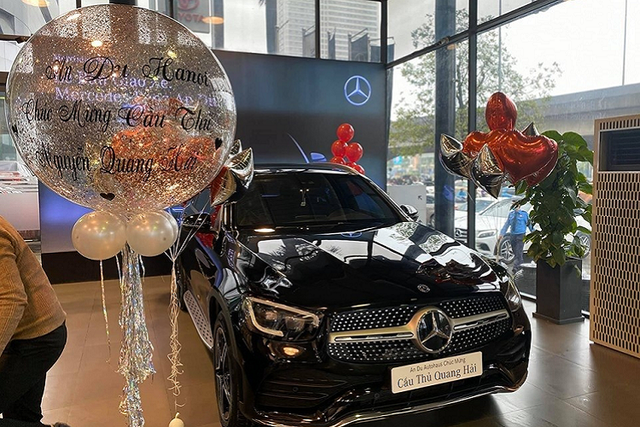 Soi xe sang Mercedes trị giá 2,4 tỷ của cầu thủ Quang Hải  - Ảnh 1.