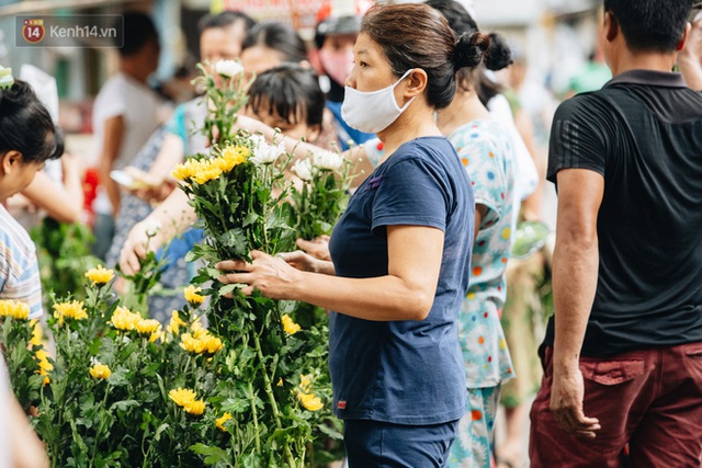 Ảnh: Người Hà Nội dậy sớm, tất bật đi chợ Tết Đoan Ngọ giết sâu bọ - Ảnh 12.