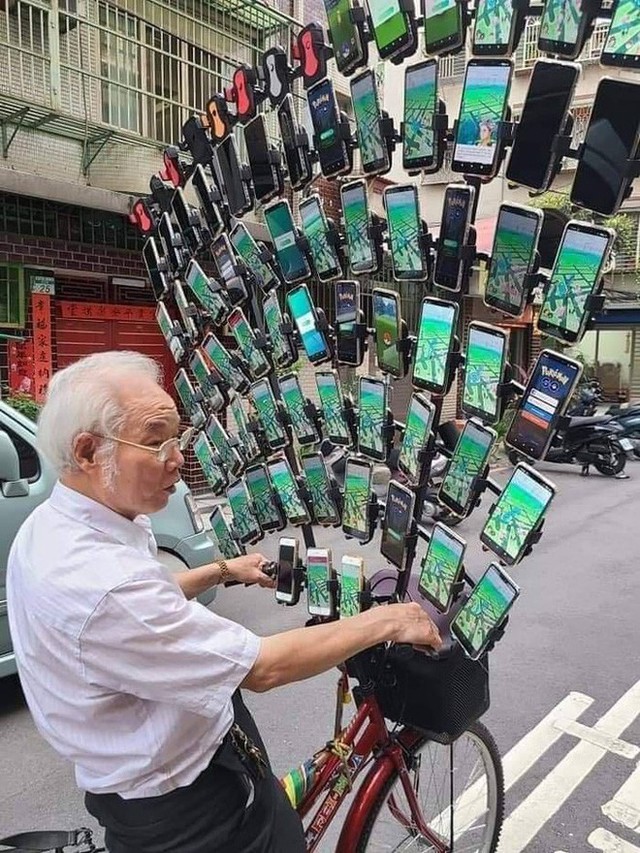 Ông lão nổi tiếng nhờ chơi Pokémon Go trên xe đạp vừa nâng cấp lên dàn 64 chiếc smartphone - Ảnh 3. Ông lão nổi tiếng nhờ chơi Pokémon Go trên xe đạp vừa nâng cấp lên dàn 64 chiếc smartphone - Ảnh 3.