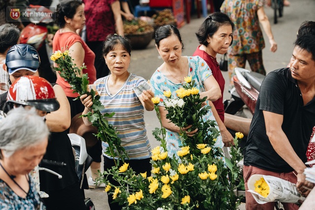 Ảnh: Người Hà Nội dậy sớm, tất bật đi chợ Tết Đoan Ngọ giết sâu bọ - Ảnh 10.