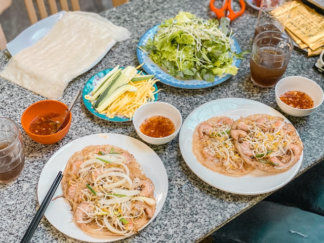 10h đặt vé máy bay, 14h đến Quy Nhơn, cô gái Hà Nội hoàn toàn bất ngờ vì chi phí rẻ, nước biển xanh ngắt, hải sản tươi rói, người dân vô cùng thân thiện - Ảnh 2. 10h đặt vé máy bay, 14h đến Quy Nhơn, cô gái Hà Nội hoàn toàn bất ngờ vì chi phí rẻ, nước biển xanh ngắt, hải sản tươi rói, người dân vô cùng thân thiện - Ảnh 2.
