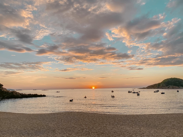10h đặt vé máy bay, 14h đến Quy Nhơn, cô gái Hà Nội hoàn toàn bất ngờ vì chi phí rẻ, nước biển xanh ngắt, hải sản tươi rói, người dân vô cùng thân thiện - Ảnh 25. 10h đặt vé máy bay, 14h đến Quy Nhơn, cô gái Hà Nội hoàn toàn bất ngờ vì chi phí rẻ, nước biển xanh ngắt, hải sản tươi rói, người dân vô cùng thân thiện - Ảnh 25.