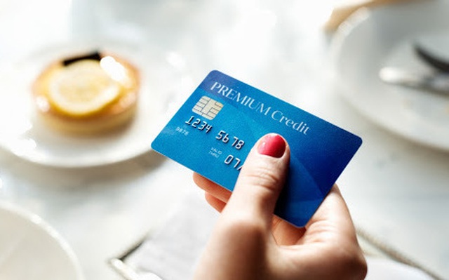 Thẻ tín dụng: Cơ hội chi tiêu hay cái bẫy tài chính của người trẻ?