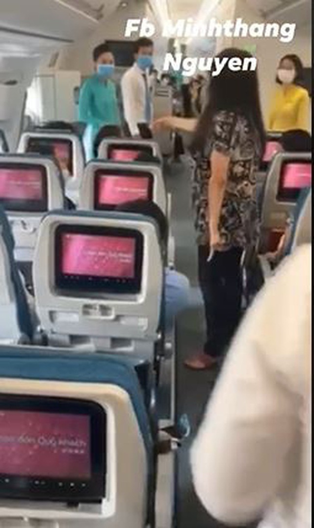 Bức xúc clip nữ hành khách làm loạn, liên tục gào thét trên máy bay: Tôi muốn ra Hà Nội ngay lập tức, không thể chịu nổi cái nơi này nữa - Ảnh 1.