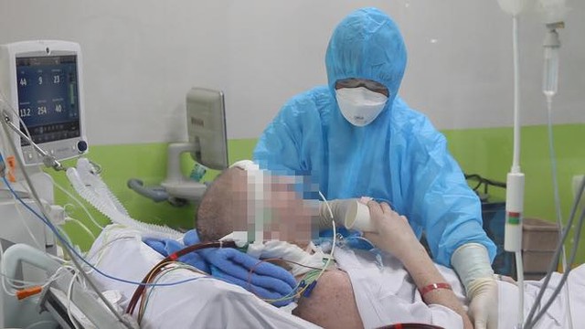 Nóng: Bệnh nhân nam phi công người Anh đang điều trị tại BV Chợ Rẫy đã ngừng sử dụng ECMO - Ảnh 2. Nóng: Bệnh nhân nam phi công người Anh đang điều trị tại BV Chợ Rẫy đã ngừng sử dụng ECMO - Ảnh 2.