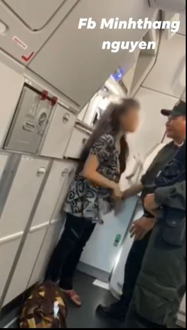 Bức xúc clip nữ hành khách làm loạn, liên tục gào thét trên máy bay: Tôi muốn ra Hà Nội ngay lập tức, không thể chịu nổi cái nơi này nữa - Ảnh 4.