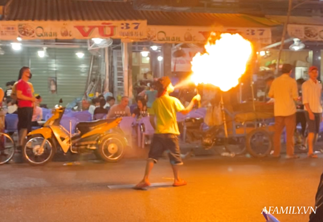 Hai anh em đi phun lửa dầu hôi mưu sinh đêm Sài Gòn: “Con chỉ muốn có đầy đủ ba mẹ thôi” - Ảnh 3.