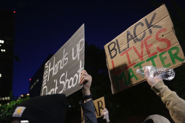 Toàn cảnh nước Mỹ bước vào đêm thứ 8 không ngủ: Làn sóng biểu tình tiếp tục đòi công bằng cho George Floyd và kêu gọi người da đen đáng được sống - Ảnh 27.