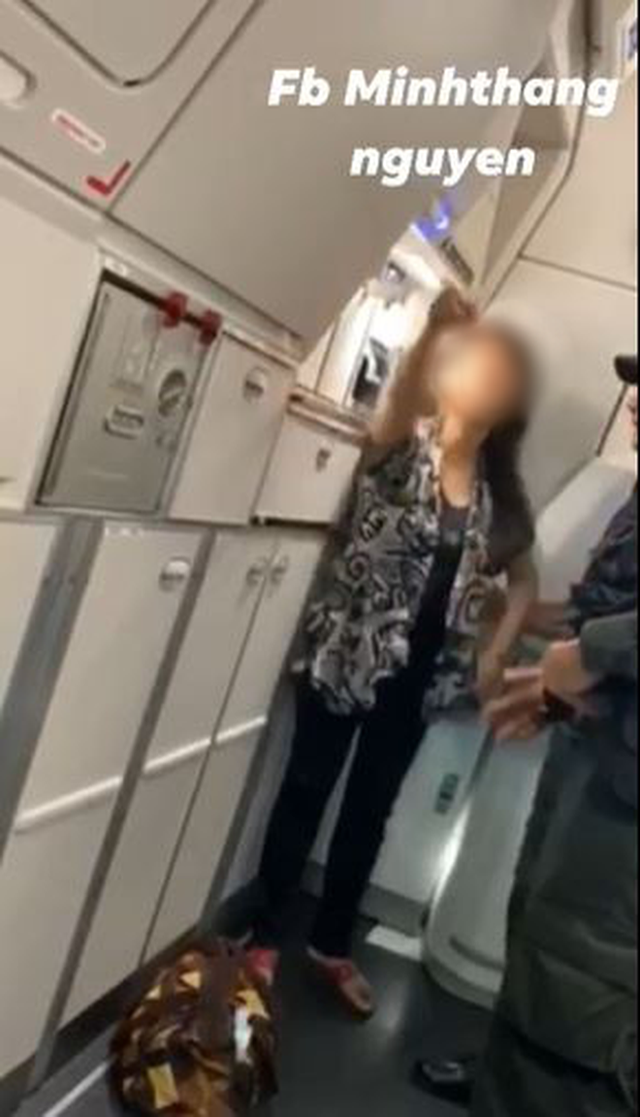 Bức xúc clip nữ hành khách làm loạn, liên tục gào thét trên máy bay: Tôi muốn ra Hà Nội ngay lập tức, không thể chịu nổi cái nơi này nữa - Ảnh 5.