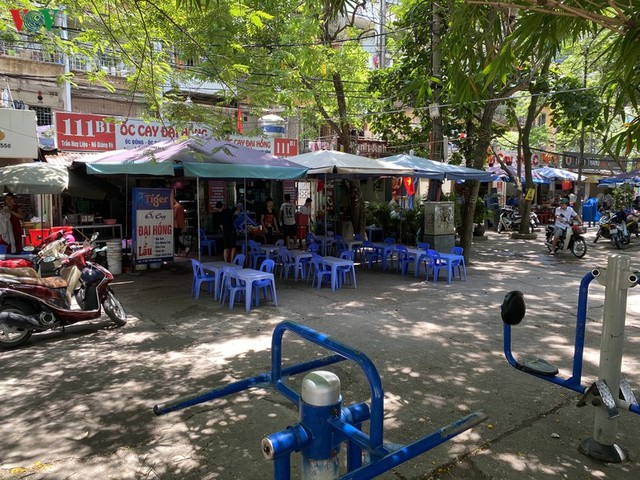 Sân chung của các khu tập thể ở Hà Nội bị các hộ kinh doanh bức tử  - Ảnh 4.