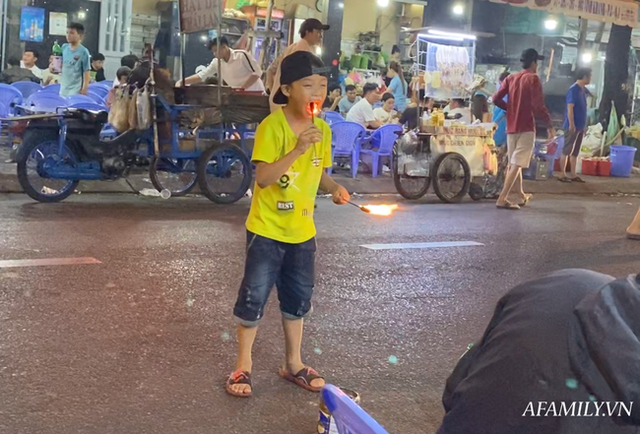 Hai anh em đi phun lửa dầu hôi mưu sinh đêm Sài Gòn: “Con chỉ muốn có đầy đủ ba mẹ thôi” - Ảnh 5.