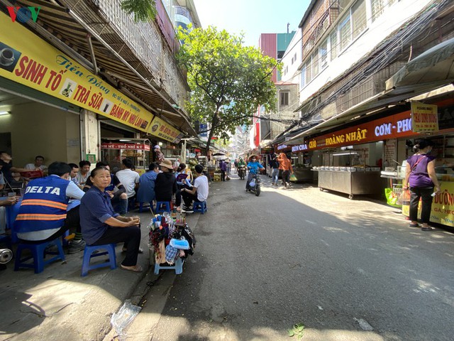 Sân chung của các khu tập thể ở Hà Nội bị các hộ kinh doanh bức tử  - Ảnh 10.