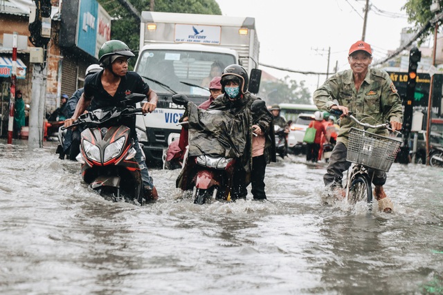 Ảnh: Đường Sài Gòn ngập lút bánh xe khi mưa lớn, người dân té ngã sõng soài - Ảnh 3.