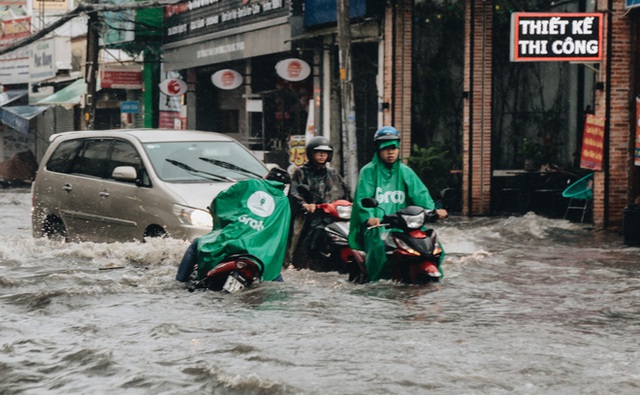 Ảnh: Đường Sài Gòn ngập lút bánh xe khi mưa lớn, người dân té ngã sõng soài - Ảnh 12.