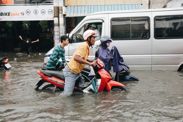 Ảnh: Đường Sài Gòn ngập lút bánh xe khi mưa lớn, người dân té ngã sõng soài - Ảnh 13.