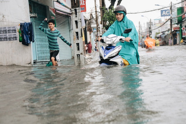Ảnh: Đường Sài Gòn ngập lút bánh xe khi mưa lớn, người dân té ngã sõng soài - Ảnh 14.