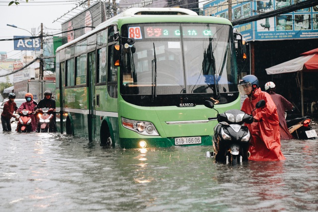 Ảnh: Đường Sài Gòn ngập lút bánh xe khi mưa lớn, người dân té ngã sõng soài - Ảnh 18.