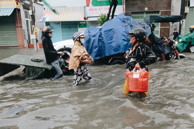 Ảnh: Đường Sài Gòn ngập lút bánh xe khi mưa lớn, người dân té ngã sõng soài - Ảnh 19.