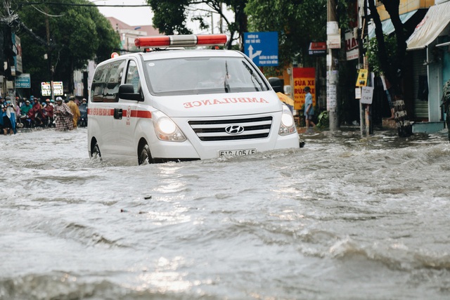 Ảnh: Đường Sài Gòn ngập lút bánh xe khi mưa lớn, người dân té ngã sõng soài - Ảnh 21.