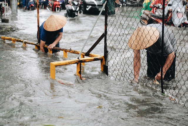 Ảnh: Đường Sài Gòn ngập lút bánh xe khi mưa lớn, người dân té ngã sõng soài - Ảnh 6.