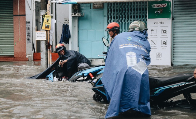 Ảnh: Đường Sài Gòn ngập lút bánh xe khi mưa lớn, người dân té ngã sõng soài - Ảnh 11.