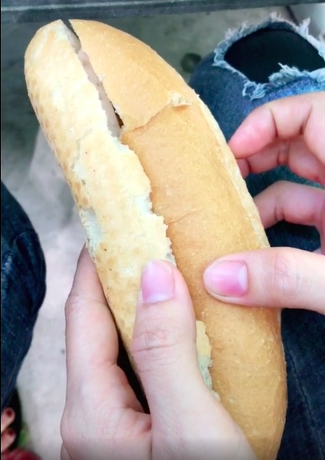 Ổ bánh mì “khét tiếng” nhất Việt Nam là đây: Bên trong chẳng có gì ngoài… 2 nguyên liệu mỏng dính, vậy mà ngày nào cũng bán “đắt như tôm tươi”? - Ảnh 2.