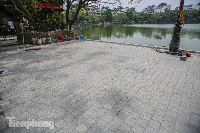 Vỉa hè Hồ Gươm có gì đặc biệt sau khi lát đá hoa cương? - Ảnh 5.