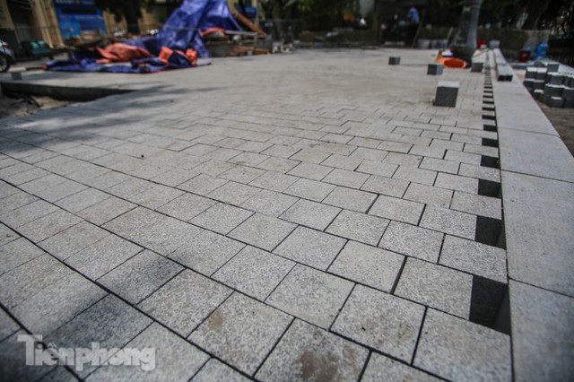 Vỉa hè Hồ Gươm có gì đặc biệt sau khi lát đá hoa cương? - Ảnh 7.