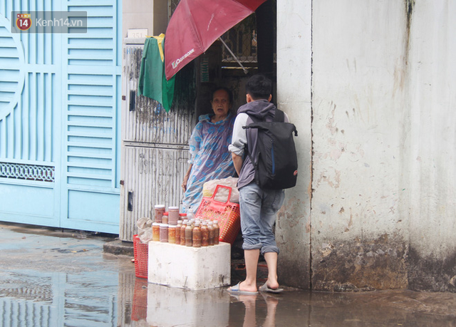 Cụ bà ngồi co ro giữa cơn mưa Sài Gòn để bán từng hủ mắm mưu sinh: Con nó hết thương ngoại rồi, giờ sống được ngày nào hay ngày đó - Ảnh 14.