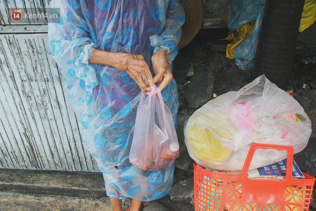 Cụ bà ngồi co ro giữa cơn mưa Sài Gòn để bán từng hủ mắm mưu sinh: Con nó hết thương ngoại rồi, giờ sống được ngày nào hay ngày đó - Ảnh 6.