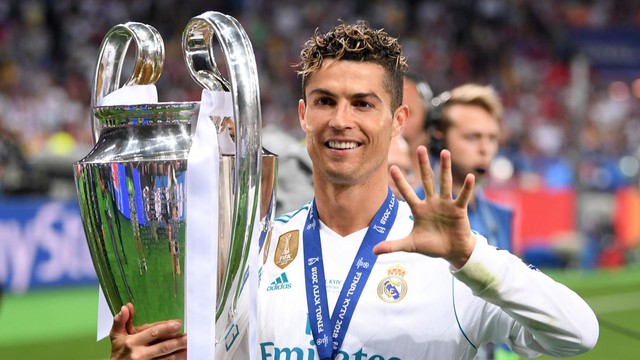 Là cầu thủ đầu tiên có 1 tỷ USD, Cristiano Ronaldo kiếm và tiêu tiền ra sao? - Ảnh 1. Là cầu thủ đầu tiên có 1 tỷ USD, Cristiano Ronaldo kiếm và tiêu tiền ra sao? - Ảnh 1.