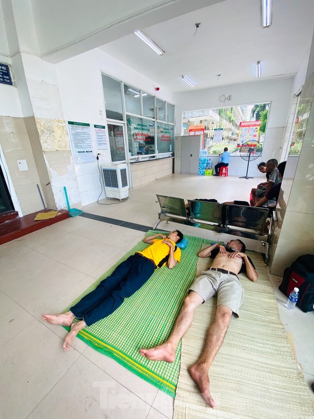 Người nhà bệnh nhân vạ vật ở hành lang bệnh viện tránh nắng nóng 40 độ - Ảnh 16.