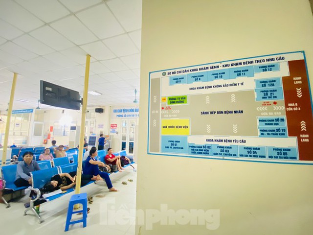 Người nhà bệnh nhân vạ vật ở hành lang bệnh viện tránh nắng nóng 40 độ - Ảnh 6.