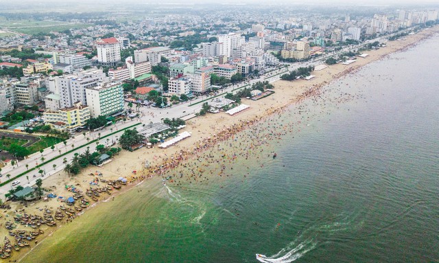 Hàng vạn du khách đang tấp nập ghé thăm: Sức hút đặc biệt từ “thành phố du lịch quốc dân” Sầm Sơn - Ảnh 2.