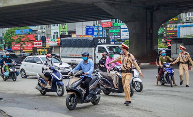  Cảnh sát giao thông được trang bị nhiều loại súng  - Ảnh 1.