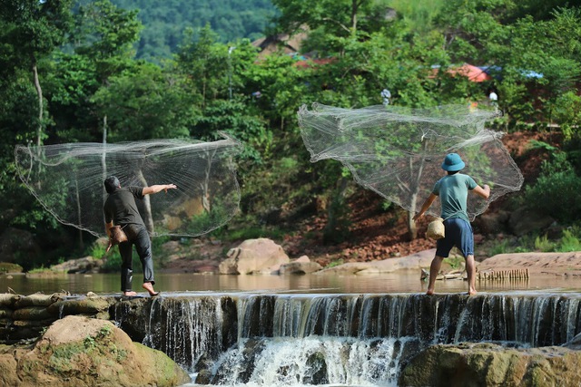 Có một Mộc Châu đời thường đến thế: Lên đồi hái chè, xuống suối bắt cá cùng người dân, ăn pa pỉnh tộp đặc sản, buổi tối nâng chén rượu mận trong tiết trời mát mẻ - Ảnh 4.