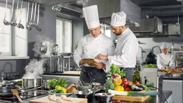 Tại sao bếp trưởng nhà hàng, khách sạn lớn thường là nam giới? - Ảnh 1.