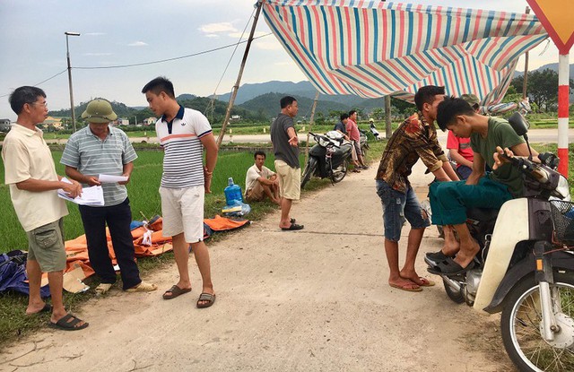 Người dân vẫn chặn xe chở rác vào bãi Nam Sơn khiến rác ùn ứ nội thành Hà Nội - Ảnh 1.