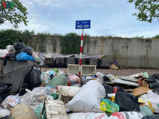 Người dân vẫn chặn xe chở rác vào bãi Nam Sơn khiến rác ùn ứ nội thành Hà Nội - Ảnh 2.