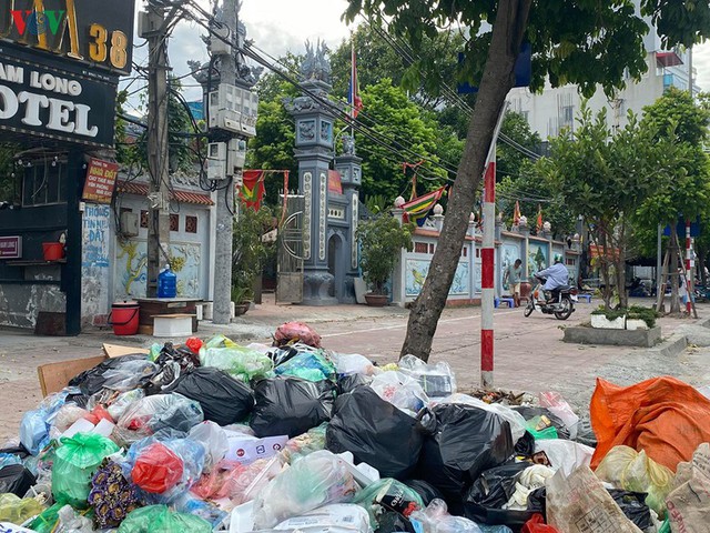 Người dân vẫn chặn xe chở rác vào bãi Nam Sơn khiến rác ùn ứ nội thành Hà Nội - Ảnh 3.
