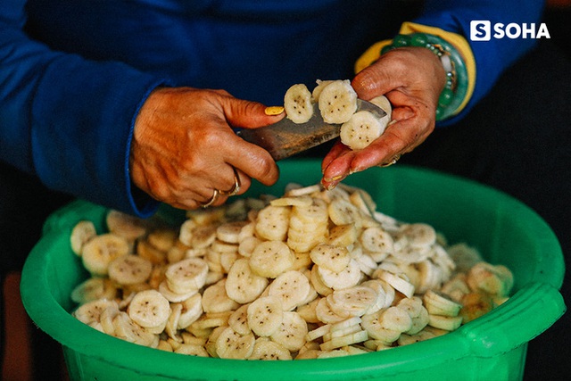  Người Việt Nam làm chuối nếp nướng ngon nhất thế giới: Từ hộ nghèo bán rong đến doanh thu 400 triệu đồng/tháng - Ảnh 3.