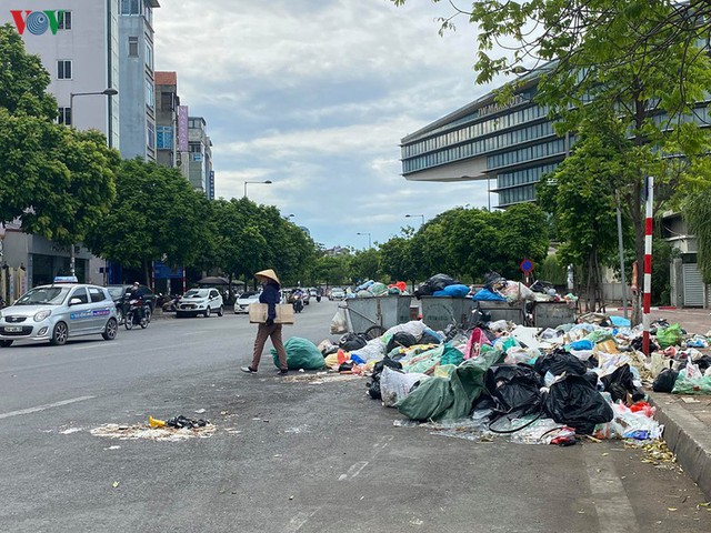 Người dân vẫn chặn xe chở rác vào bãi Nam Sơn khiến rác ùn ứ nội thành Hà Nội - Ảnh 4.