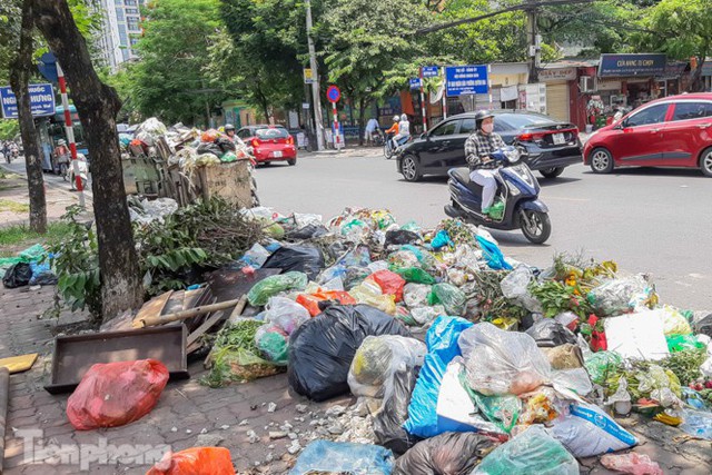 3 ngày bãi Nam Sơn bị chặn: Các quận nội thành tồn gần 10.000 tấn rác - Ảnh 1.