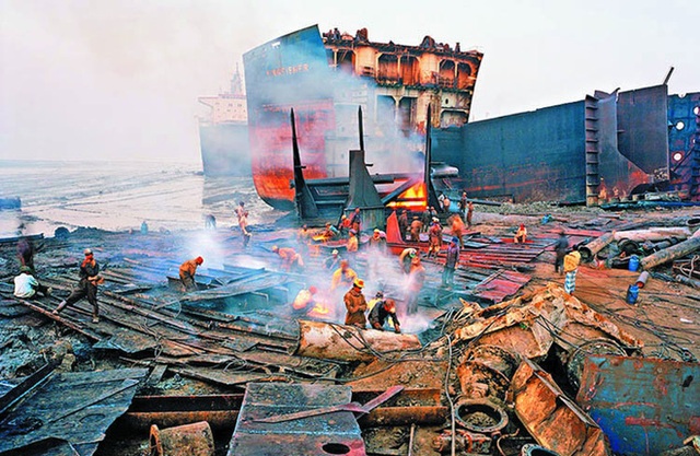 Địa ngục trong nghĩa địa tàu thuyền: Góc khuất kinh hoàng ở thành phố Nam Á phát triển thần tốc nhất thế giới - Ảnh 4.