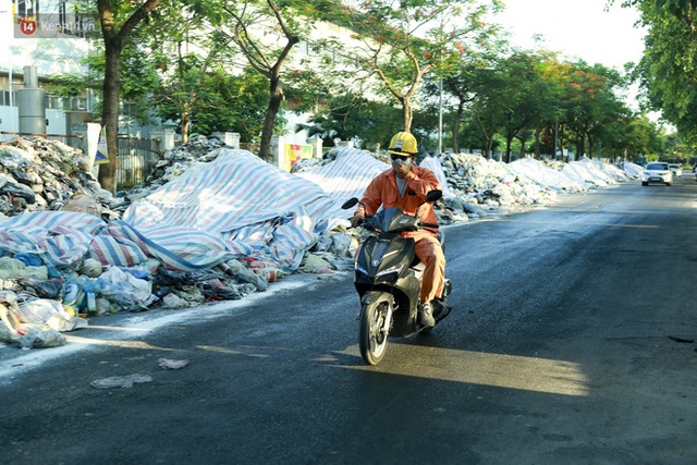 Những núi rác ngày một cao giữa Hà Nội khiến ai đi qua cũng phải bịt mũi, nín thở - Ảnh 2.