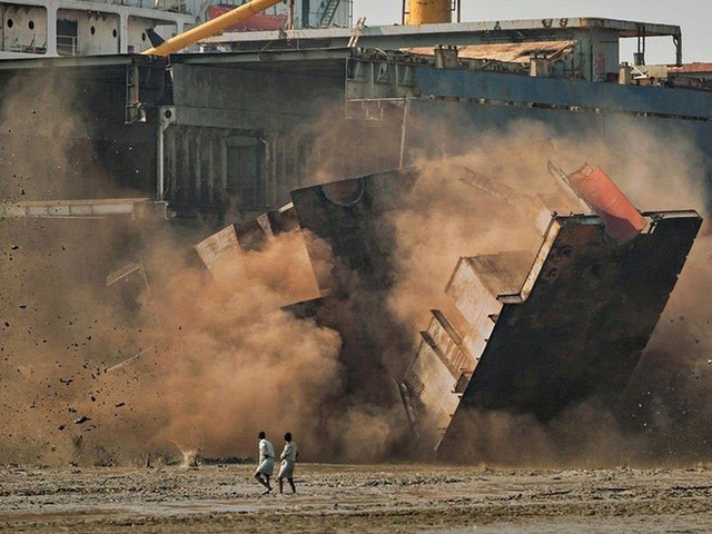 Địa ngục trong nghĩa địa tàu thuyền: Góc khuất kinh hoàng ở thành phố Nam Á phát triển thần tốc nhất thế giới - Ảnh 9.