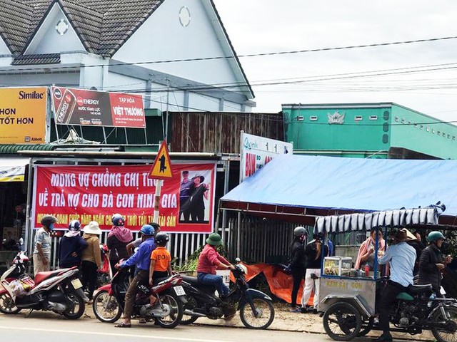 Chủ hụi ở Lâm Đồng mất tích, nhiều người lập bàn thờ trước nhà đòi tiền - Ảnh 2.